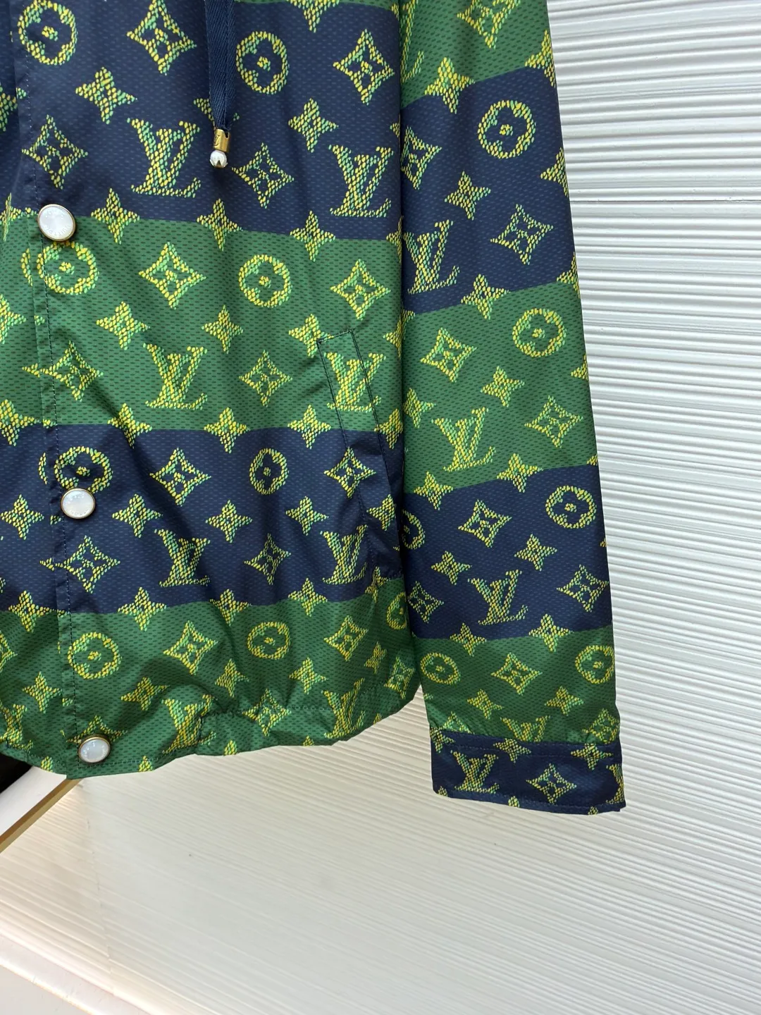 LOUIS VUITTON contrasting color presbyopic hooded jacket ●Original version: purchased and developed by 24386 ●Item number: 1681295-B60 ●Material: polyester fiber fabric ●Technology: printing production ●Color: blue and green color matching ●Version: fitted version ●Weight: about 510 grams ●Size: 46-48-50-52 ●Description: When classic Monogram presbyopia meets contrasting stripes, this LV jacket instantly ignites the trend! The collision of green and navy is full of tension, the presbyopia logo all over the floor shows the pedigree of the luxury brand, and the hooded design takes into account both style and practicality. Whether you are going out on the street or socializing in luxury, it can make you stand out from the crowd in one second. It is an excellent choice for advanced wear for presbyopia lovers. Wear it and you will be a walking fashion hormone. The overall wiring is straight and delicate, the fabric is comfortable and soft, and the color is consistent without color difference. It can be matched with the same style to create a fashionable look and control various occasions. Customized accessories, complete with three standards, same style for men and women!